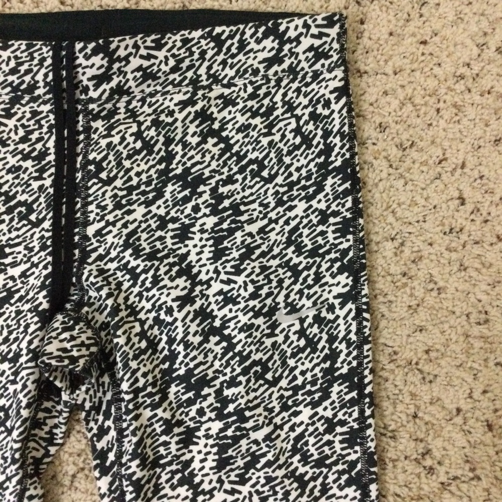 Nike Dri Fit Leggings Size M Black and White Print - Picture 2 of 4